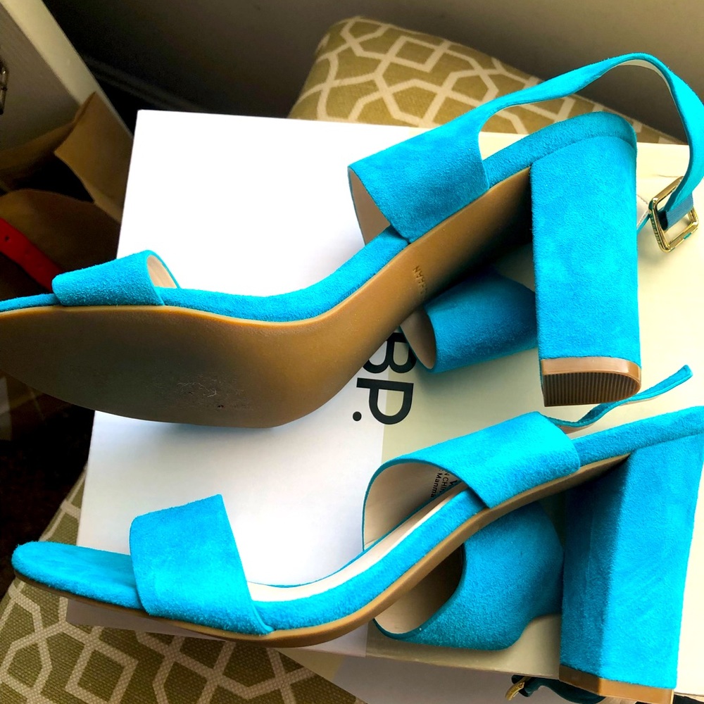 Beautiful teal high heel sandal. Made of suede material.
